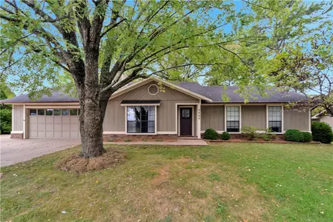 2496 N East Oaks Dr, Fayetteville, AR 72703