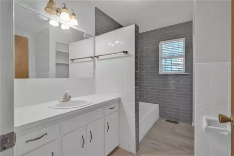 Bath - 623 Carson St, Neosho, MO 64850 photo 2 of 4
