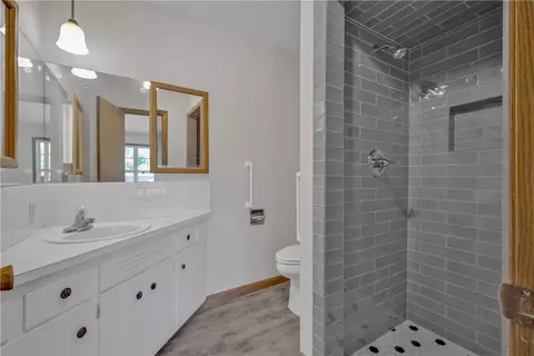 Bath - 623 Carson St, Neosho, MO 64850 photo 3 of 4