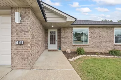 1410 Laura St, Rogers, AR 72758
