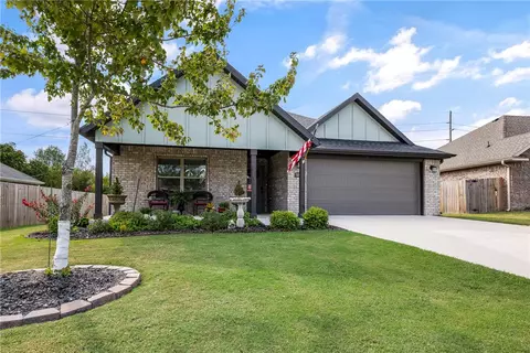 905 Hampton St, Springdale, AR 72762
