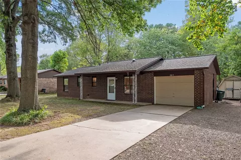 2817 N Susan Carol Ln, Fayetteville, AR 72703