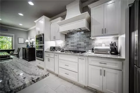 Kitchen - 908 Red Oak Loop, Springdale, AR 72762 photo 4 of 6