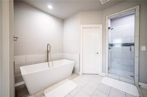 Bath - 908 Red Oak Loop, Springdale, AR 72762 photo 1 of 7
