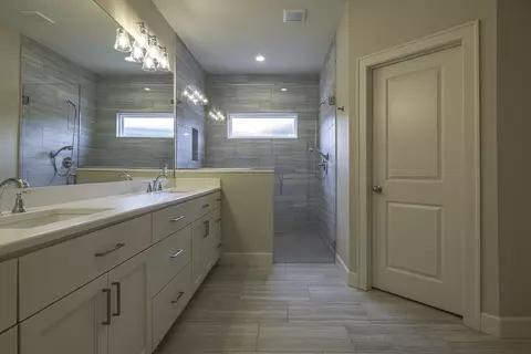 Bath - 5204 S Brookmere St, Rogers, AR 72758 photo 1 of 4