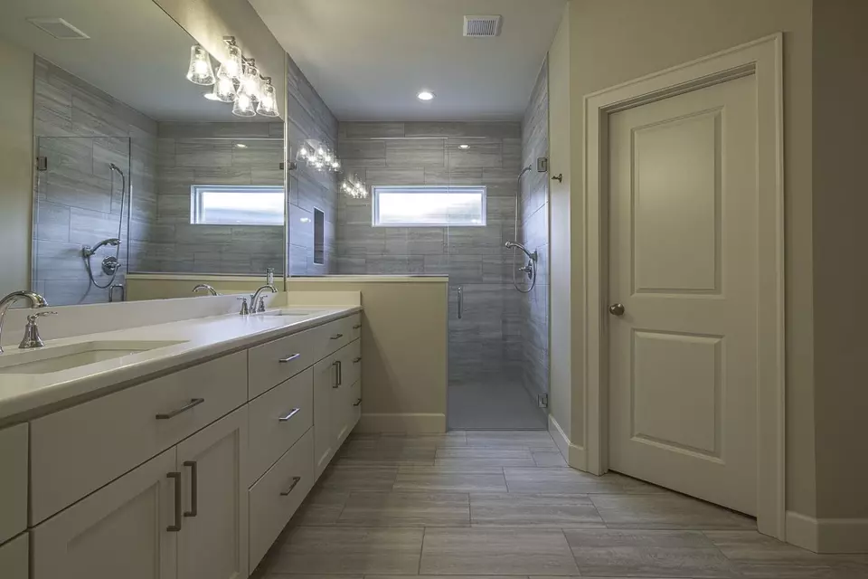 Bath - 5204 S Brookmere St, Rogers, AR 72758 photo 1 of 4
