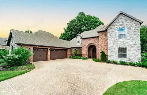 1070 Hunters Pointe Rd, Bentonville, AR 72712