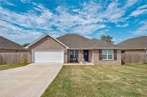 709 Saddlebrook St, Gentry, AR 72734