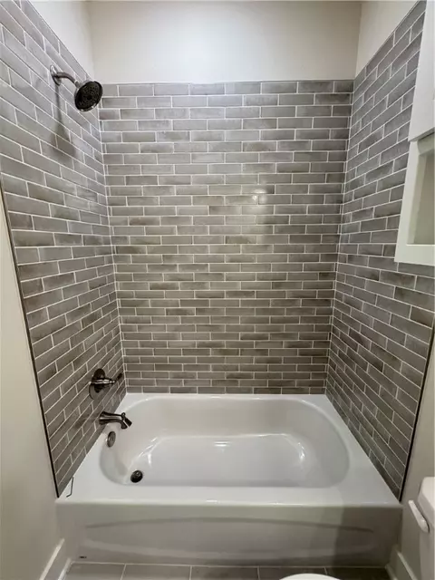 Bath - 312 Estella St, Lowell, AR 72745 photo 7 of 10