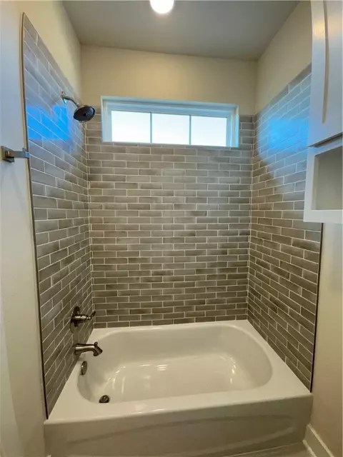 Bath - 312 Estella St, Lowell, AR 72745 photo 9 of 10