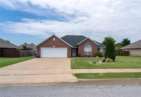 6009 Overland Dr, Siloam Springs, AR 72761