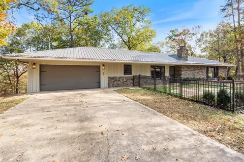 17 E Mountain Dr, Eureka Springs, AR 72632