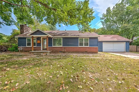818 S Wood Ave, Fayetteville, AR 72701