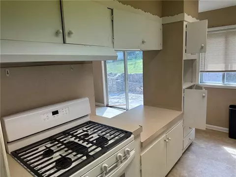 Kitchen - 616 Beverly Dr, Harrison, AR 72601 photo 2 of 2