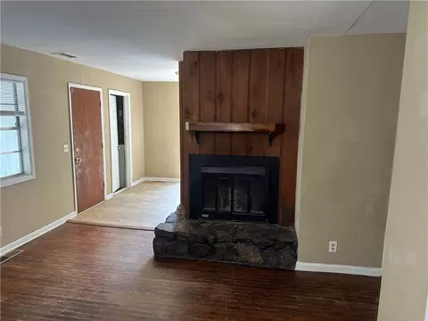Living - 616 Beverly Dr, Harrison, AR 72601 photo 1 of 1