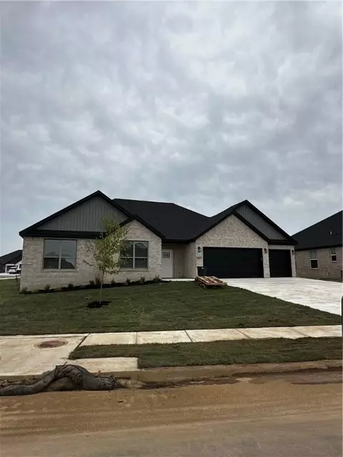 651 Abigail St, Centerton, AR 72719