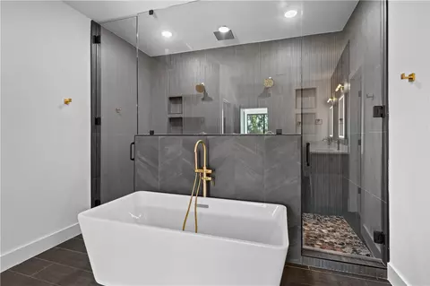 Bath - 941 Red Cedar Pl, Rogers, AR 72756 photo 3 of 8