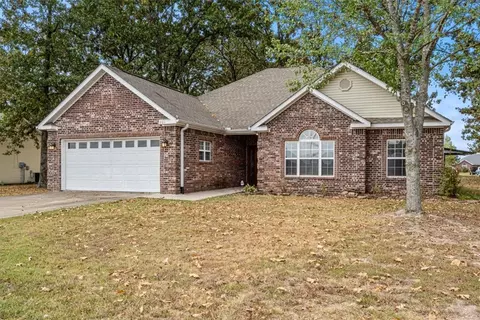601 Comanche Dr, Gentry, AR 72734