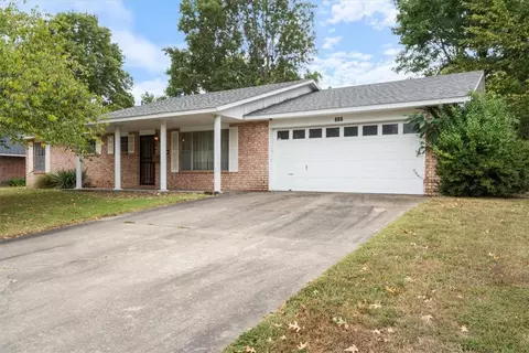 111 Rogers Circle Dr, Springdale, AR 72764
