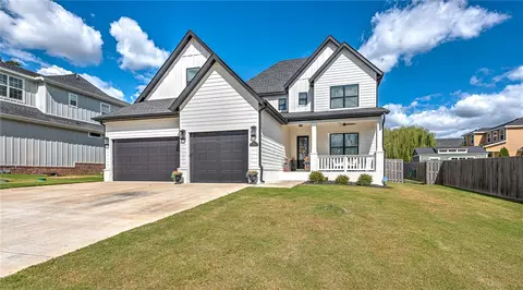 992 Shores Ave, Cave Springs, AR 72718