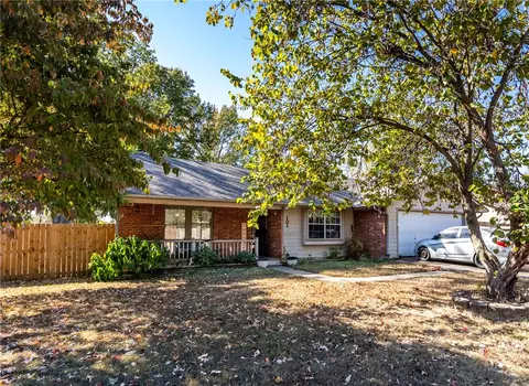 102 W Cordes Dr, Siloam Springs, AR 72761