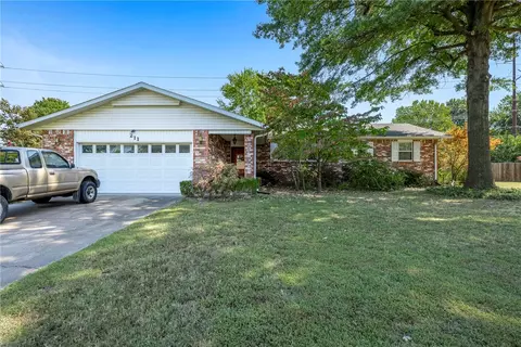211 Overhill Dr, Lowell, AR 72745