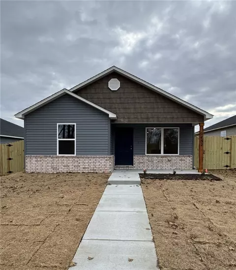 2432 E Illinois, Fayetteville, AR 72701