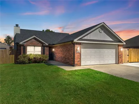 1406 Chitwood St, Pea Ridge, AR 72751