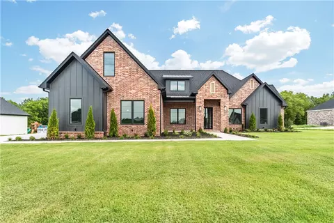 882 Asher St, Fayetteville, AR 72703
