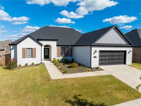 1592 N Quincy Ave, Fayetteville, AR 72704
