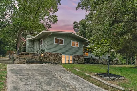 8 Finger Cir, Bella Vista, AR 72715