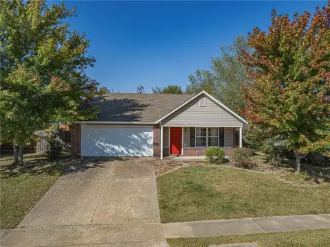 1067 Nelson Dr, Fayetteville, AR 72701