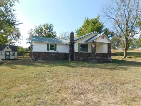 10677 Bredehoeft Rd, Gentry, AR 72734