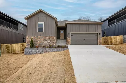 2616 Justin Dr, Fayetteville, AR 72704
