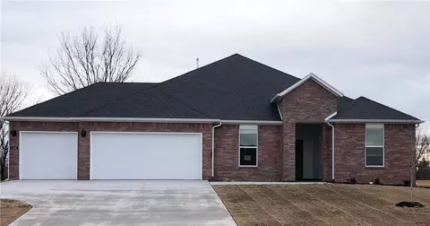 108 N Kit Kat Ct, Siloam Springs, AR 72761