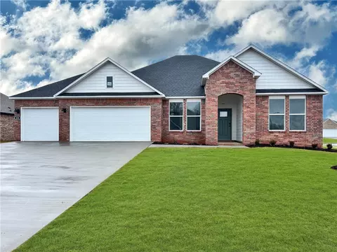 208 N Kit Kat Ct, Siloam Springs, AR 72761