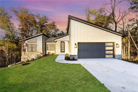 30 Devizis Dr, Bella Vista, AR 72714