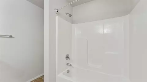 Bath - 7883 Bridgegate Ave, Springdale, AR 72762 photo 2 of 3