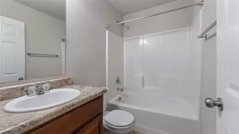 Bath - 7733 Bridgegate Ave, Springdale, AR 72762 photo 2 of 2