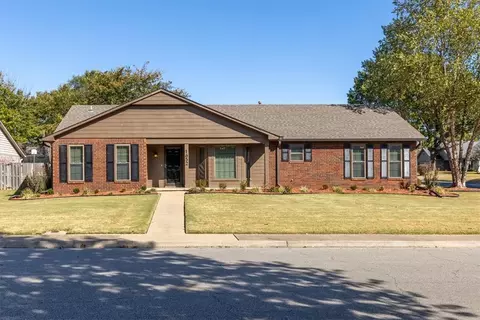 1652 E Thornhill Dr, Fayetteville, AR 72703