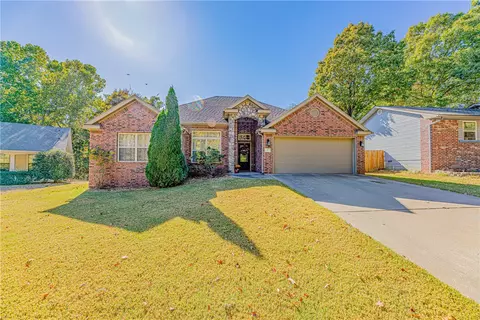 6 Coventry Dr, Bella Vista, AR 72714