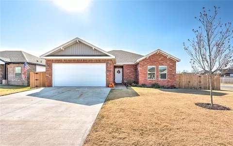 331 Grove Ln, Centerton, AR 72719
