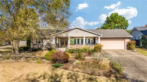 1157 E Ridgeway Dr, Fayetteville, AR 72701