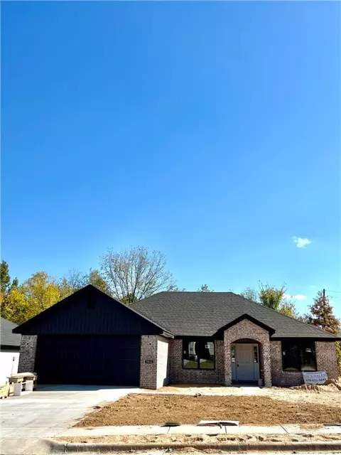 1833 S D St, Rogers, AR 72758