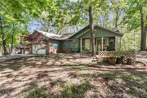 71 London Dr, Bella Vista, AR 72715