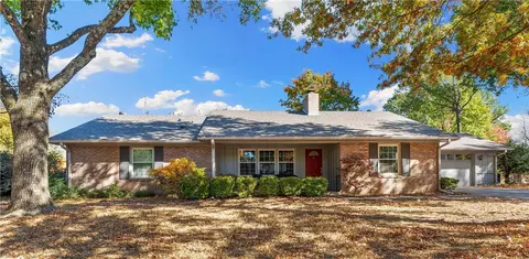 860 Pembroke Rd, Fayetteville, AR 72701