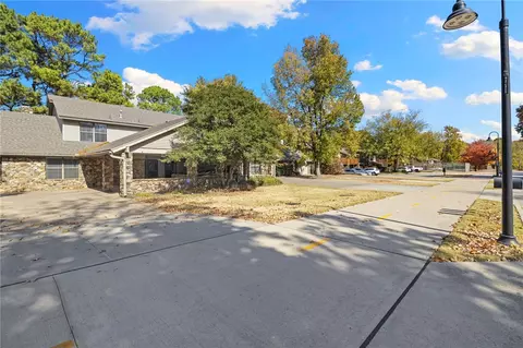 2502 Sweetbriar Dr, Fayetteville, AR 72703