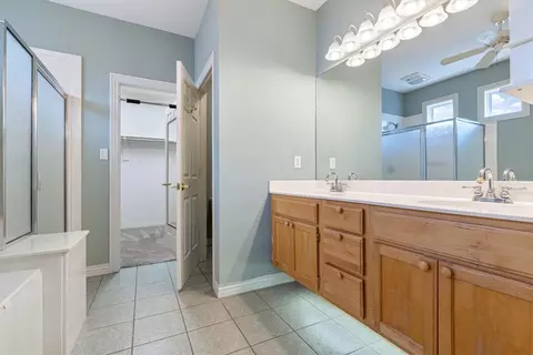 Bath - 471 Doris Dr, Springdale, AR 72762 photo 1 of 3