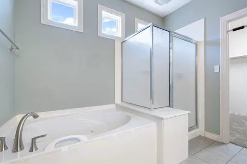 Bath - 471 Doris Dr, Springdale, AR 72762 photo 2 of 3