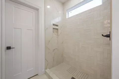 Bath - 7865 Range Ave, Springdale, AR 72762 photo 1 of 2